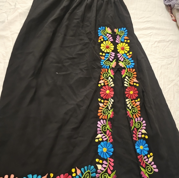 NWOT Beautiful Womens Mexican Embroided Dress - Picture 3 of 4